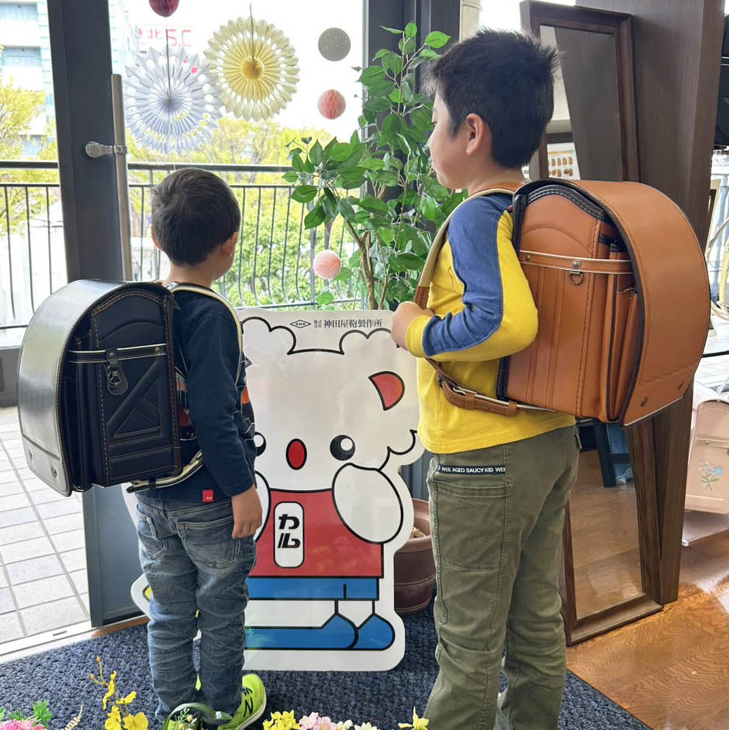 店舗にご来店いただいた青色のランドセルを背負ったお客様の様子