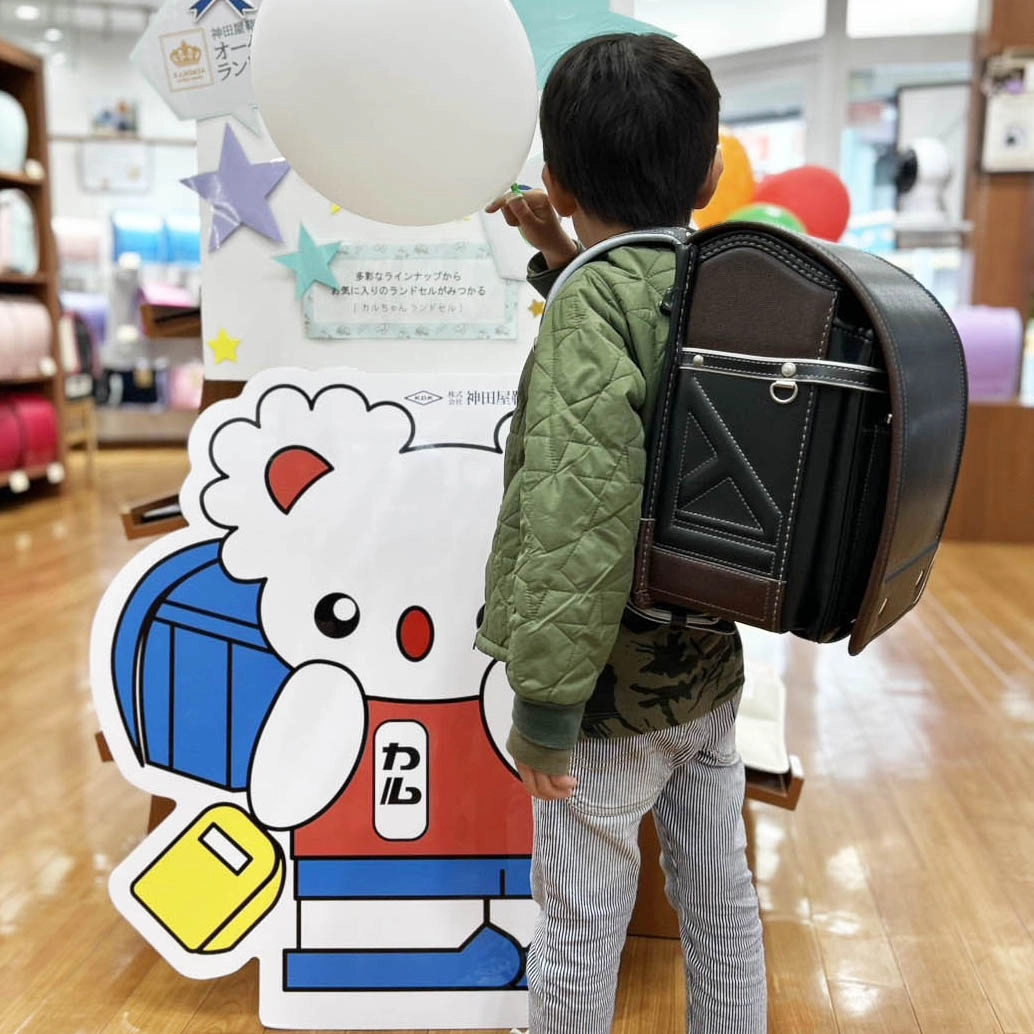 店舗にご来店いただいた緑色のランドセルを背負ったお客様の様子